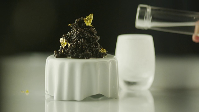 黑色鱼子酱配黄金和伏特加在豪华餐厅视频素材