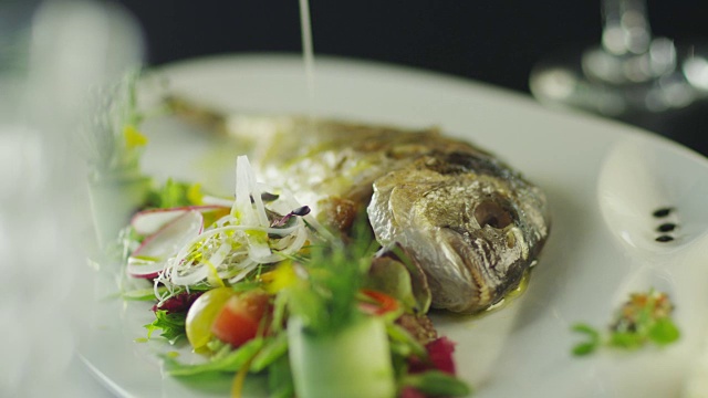 厨师在豪华餐厅装饰鱼菜视频素材
