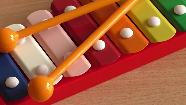 彩虹色玩具木琴视频素材