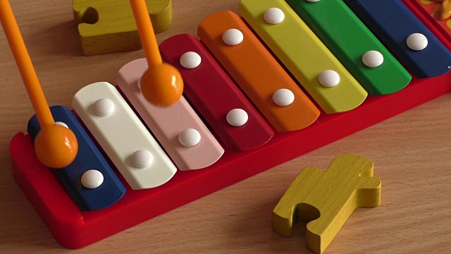 彩虹色木琴玩具。儿童和学步儿童的教育玩具视频素材