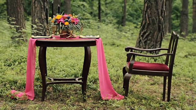 婚礼装饰在自然的森林里。粉色的婚礼装饰。视频下载