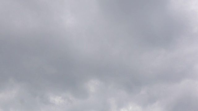 多云的一天，飞机降落在机场跑道上视频素材