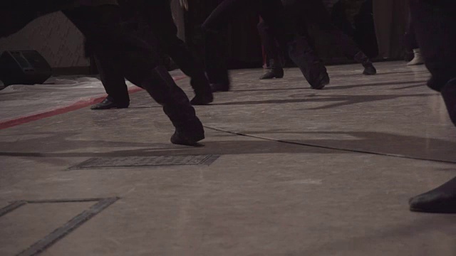 男舞者在舞台上舞动的双腿。视频素材