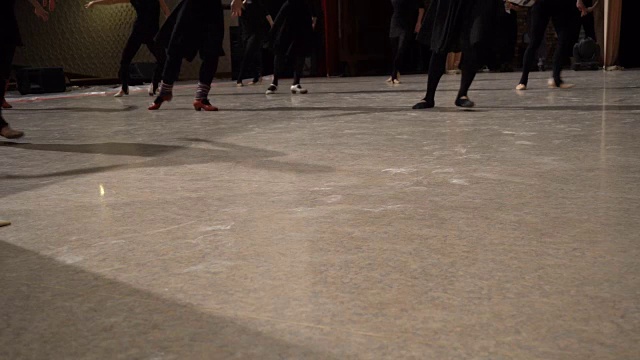 在舞台上排成一排的女性跳舞的脚的特写。视频素材
