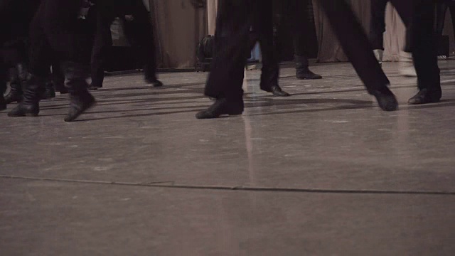 男舞者在舞台上舞动的双腿。视频素材