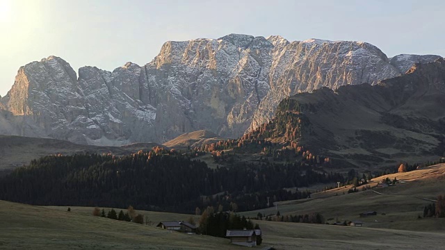 加迪纳山谷与皮赛斯德西尔山脉。欧洲，意大利，南蒂洛尔，波尔扎诺省的白云石阿尔卑斯山，五颜六色的日出。视频素材