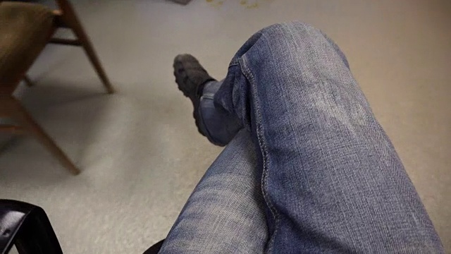 男人的腿在牛仔裤从第一个人视频下载