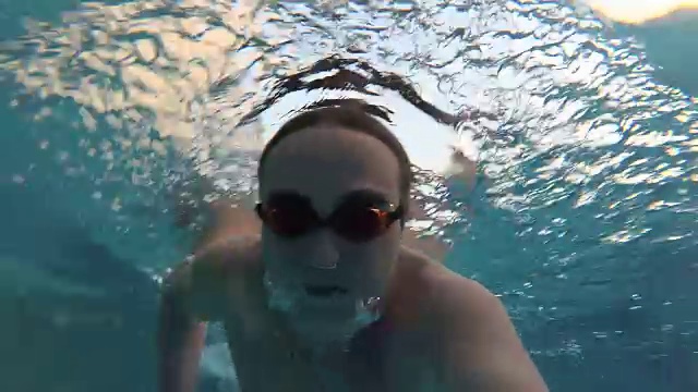 运动的年轻人在游泳池，水下风景。夏天的假期时间。行动的相机视频下载