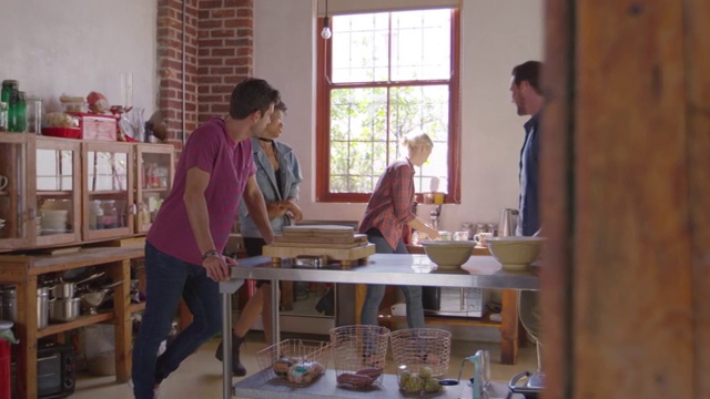五个朋友站在厨房里喝咖啡，用R3D拍摄视频素材