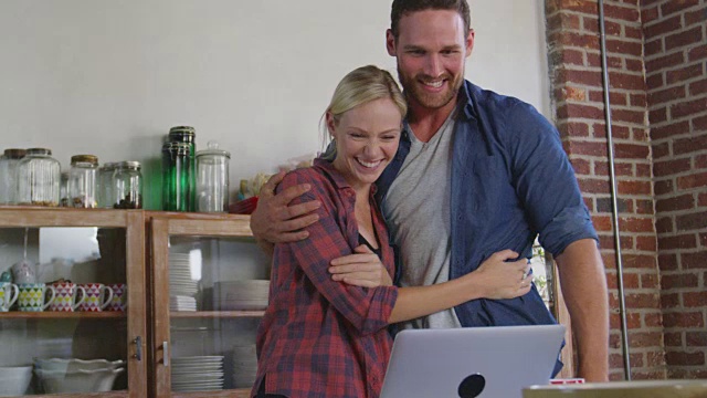 年轻的白人夫妇在厨房网上购物，腰部以上，拍摄于R3D视频素材