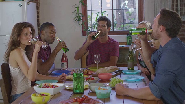 六个年轻的成年朋友在一个晚宴上祝酒，拍摄于R3D视频素材