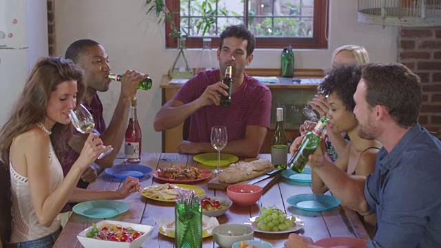 六个年轻的成年朋友在一个晚宴上祝酒，拍摄于R3D视频素材