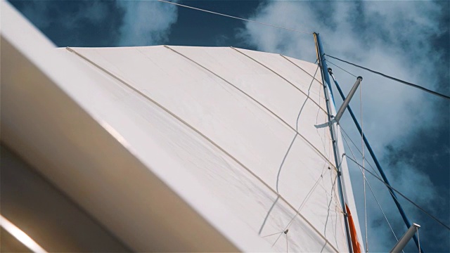 船双体帆船在加勒比海上与干净的蓝天视频素材