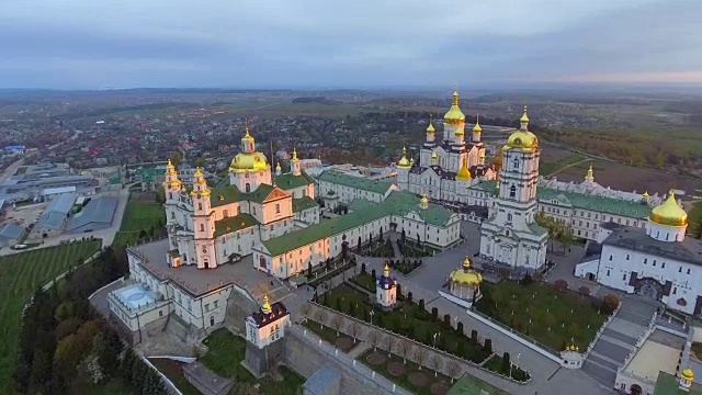 波查耶夫修道院鸟瞰图，波查耶夫拉夫拉，乌克兰。视频下载