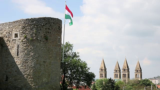 塔与匈牙利国旗Pecs匈牙利视频下载