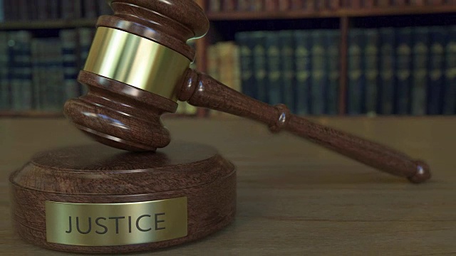 法官用的刻有“正义”字样的木槌和木块。FullHD剪辑视频下载