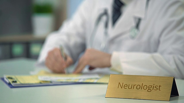 神经科医生给病人开药物，记下医学测试结果视频素材