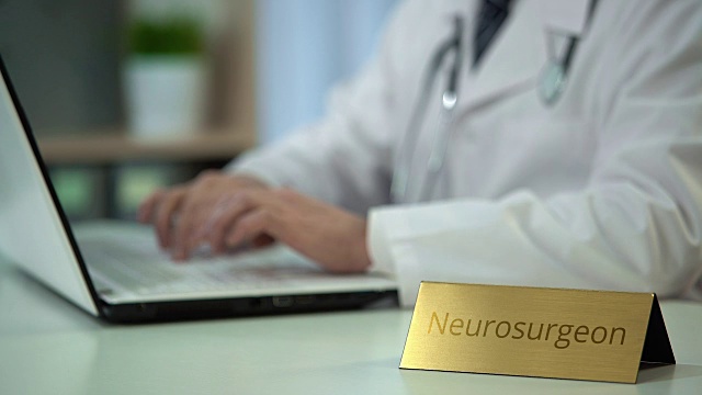神经外科医生在笔记本电脑上输入病历，完成月度报告视频下载