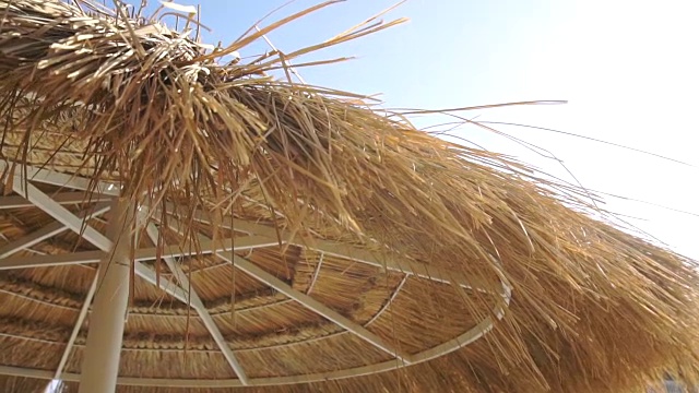 稻草太阳伞在一个晴朗的日子视频下载