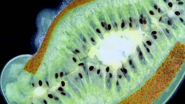 新鲜的猕猴桃富含重要的维生素，以果汁为背景视频素材
