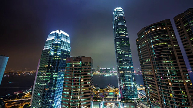 中国香港夜灯办公室摩天大楼湾视图4k时间流逝视频素材