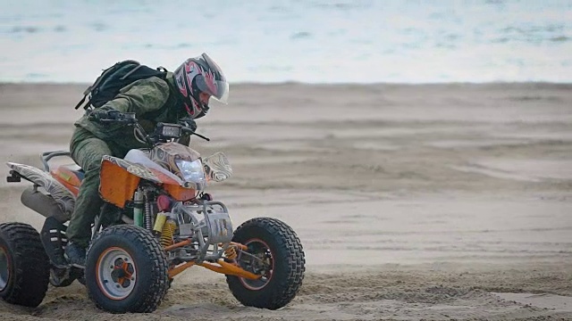河岸。赛车手在四轮车上进行运动。沙滩车上的人研究在沙地上开车视频下载