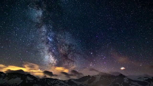 阿尔卑斯山上银河的明显旋转视频素材