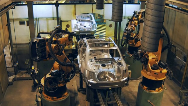 机器人正在焊接车身，在汽车工厂制造车身视频下载