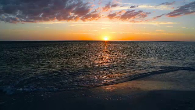 宁静的海边日落视频素材