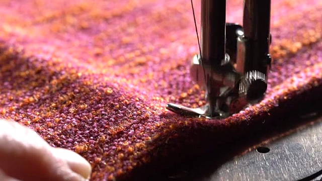 女裁缝在缝纫机上缝东西。慢动作视频下载