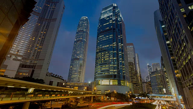 4K时间推移的商务区概念-交通路线的城市景观现代办公大楼在香港中环。市中心城市天际线上的车灯轨迹。视频素材