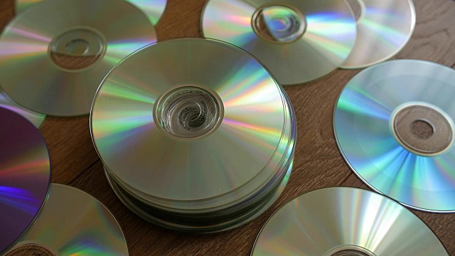 光盘掉到一堆dvd或cd上视频素材