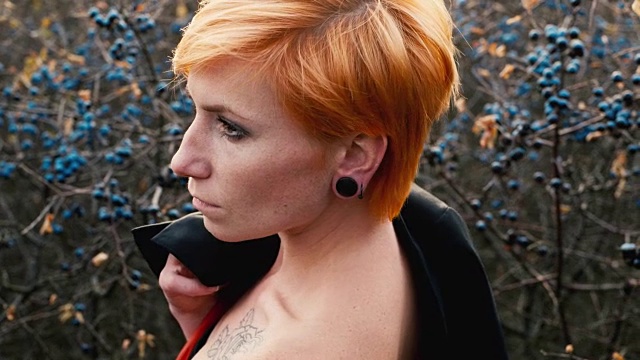 性感的红头发女人的肖像视频素材