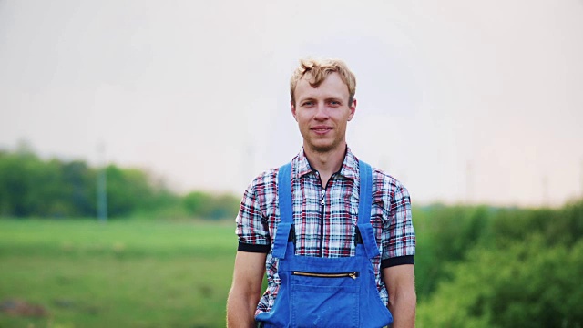 一个快乐的农民在自然界的肖像视频下载