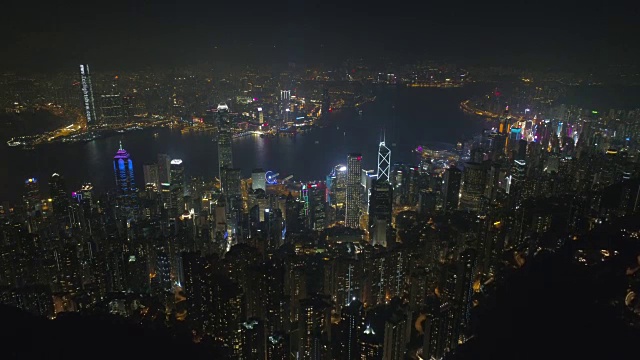 中国夜照亮香港市区海湾航拍全景4k视频下载