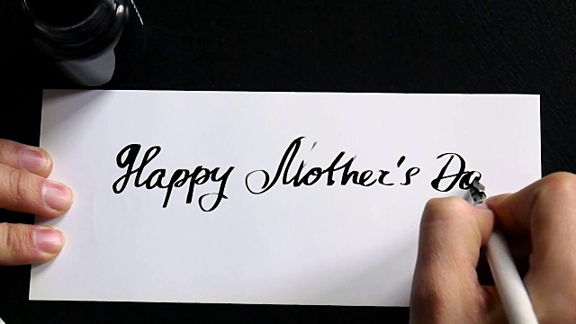祝您母亲节快乐，书法和后期邮寄精美卡片。俯视图视频下载