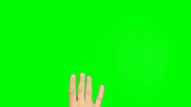 绿色屏幕上的角和手指的标志。重金属摇滚的象征。用一只手的手指做手势。白种人的年轻人。素材包含纯绿色，而不是alpha通道，容易按键。视频素材