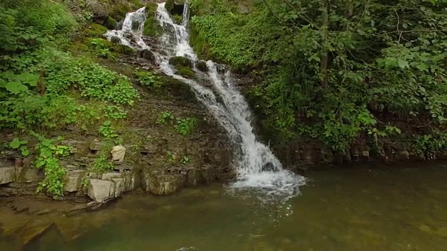 美丽的瀑布树林里的小瀑布视频素材