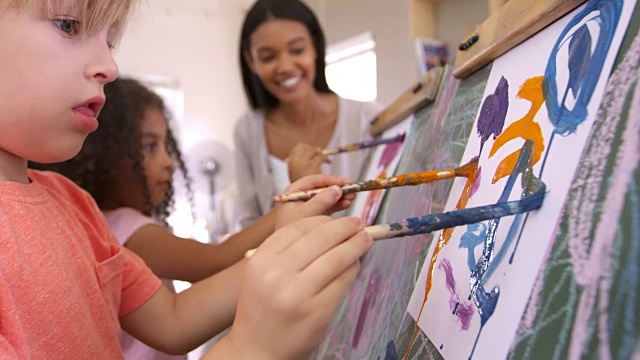 在蒙特梭利学校帮助孩子们上美术课的老师视频购买