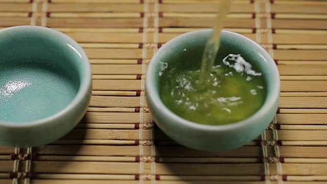 绿茶倒入亚洲杯视频素材
