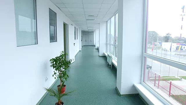 Pov的行走实验室走廊。实验室走廊的稳定凸轮镜头视频下载
