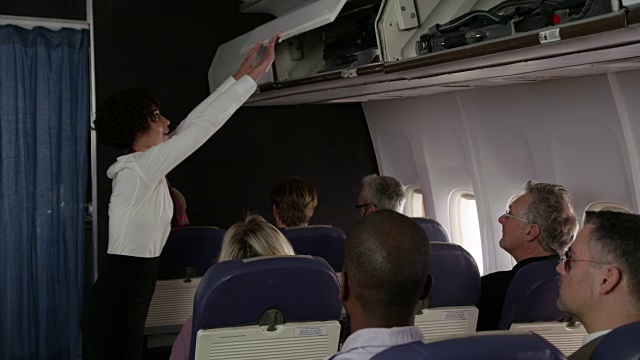 空乘人员正在与准备起飞的乘客交谈视频下载