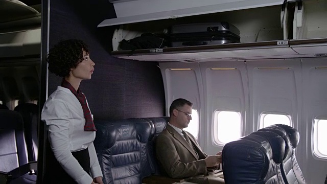 空乘人员帮助乘客登机视频下载