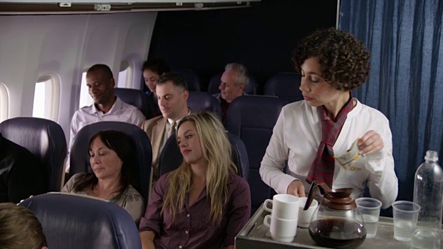 乘务员为飞机乘客提供饮料视频素材