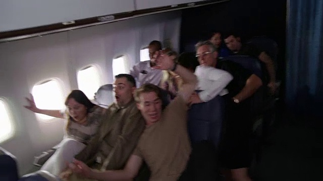 飞机上的乘客遭遇了乱流视频下载