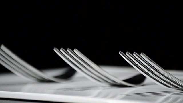 叉子，厨房餐具，在白色底座上旋转视频下载