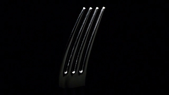 叉子，厨房餐具，旋转的黑色背景视频下载