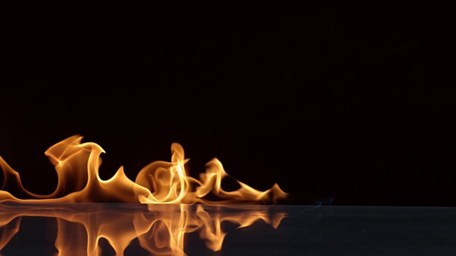 火焰燃烧在黑色背景的慢动作视频素材