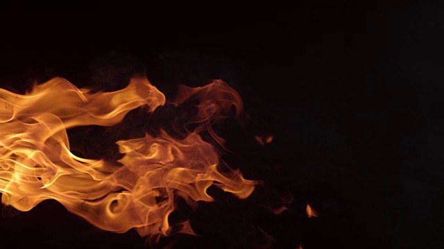 火焰燃烧在黑色背景的慢动作视频素材