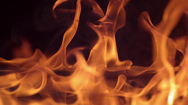 火在黑色背景上燃烧的特写慢动作视频素材